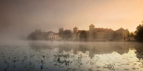 Schloss Rheinsberg in der Morgendämmerung, Foto: Leo Seidel, Lizenz: Stiftung Preußische Schlösser und Gärten Berlin-Brandenburg