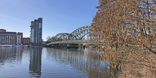 Aussicht auf große Eiswerderbrücke und das Spandauer Festland, Foto: Rita Frank, Lizenz: terra press GmbH