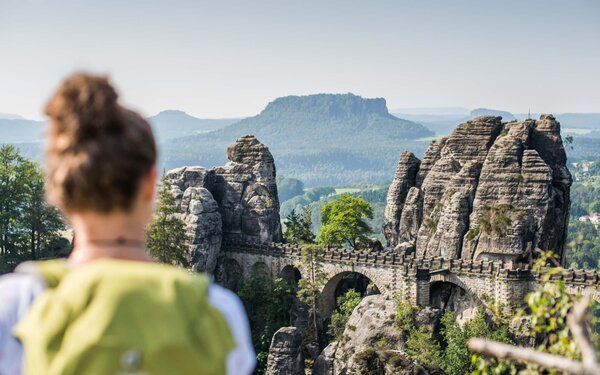 Blick auf die Basteibrücke, Foto: Thiel, Lizenz: Tourismusverband Sächsische Schweiz e.V.