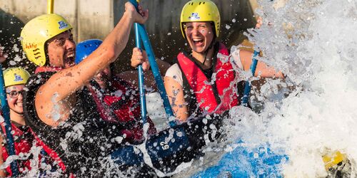 Rasante Fahrt auf wildem Wasser