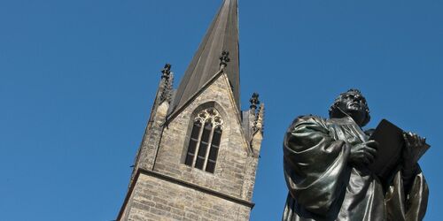 Lutherdenkmal vor der Kaufmannskirche , Foto: Toma Babovic, Lizenz: Thüringer Tourismus GmbH