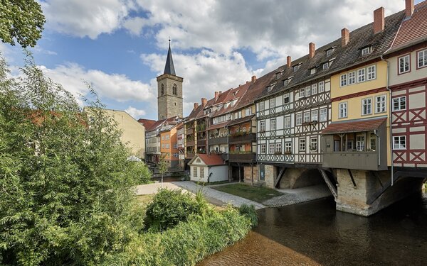 Blick auf die Krämerbrücke mit Kirchturm der Ägidienkirche, Foto: Florian Trykowski, Lizenz: Thüringer Tourismus GmbH