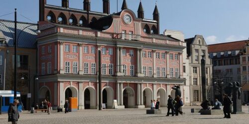 Blick auf das Rostocker Rathaus mit den 7 Türmen Angelika Heim