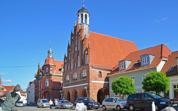 Rathaus Grimmen und Markplatz mit Rückert-Brunnen, Foto: Thorsten Erdmann