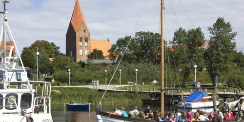 Blick vom Hafen auf die Reriker Kirche Kurverwaltung Ostseebad Rerik