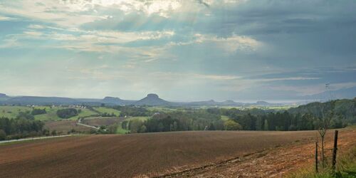 Blick vom Adamsberg zum Lilienstein und nach Königstein, Foto: Dr. Anne Seltmann, Lizenz: Tourismusverband Sächsische Schweiz e.V.