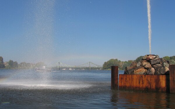 Geysir am Ufer des Park Babesberg und Glienicker Brücke, Foto: terra press Berlin
