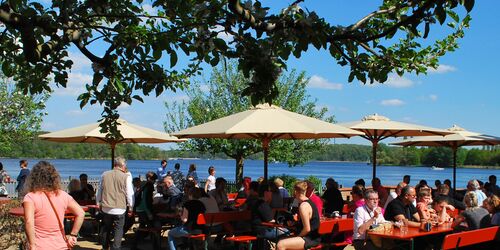 Biergarten der Brauerei, Foto: Jürgen Solkowski, Lizenz: Meierei