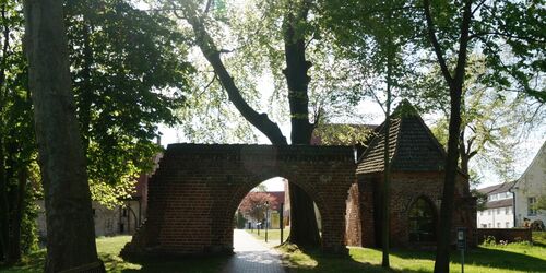 Zisterzienserkloster Lehnin, Zugang durch das hist. Klostertor, Foto: Jan Hoffmann