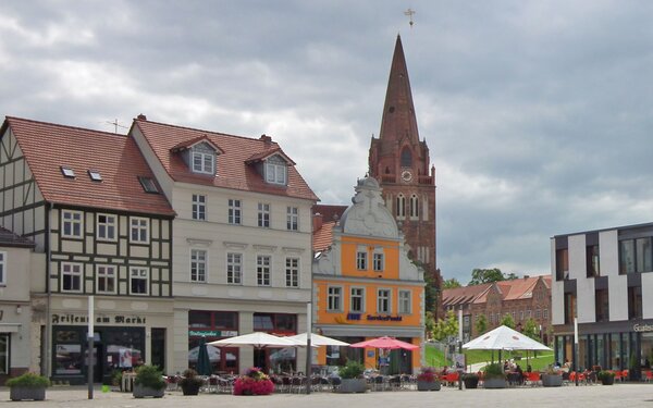 Marktplatz mit Maria-Magdalenen-Kirche und Paul-Wunderlich-Haus, Foto: terra press Berlin