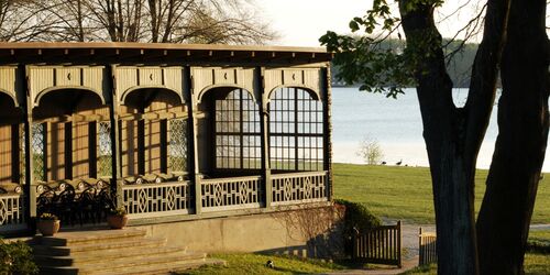 Kurhausgarten mit Gartenpavillon  Kurhaus am Inselsee, Foto: Andreas Duerst, STUDIO 301