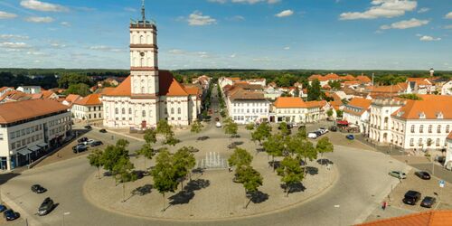 Marktplatz mit Stadtkirche, Foto:  Stadt Neustrelitz/Sebastian Haerter