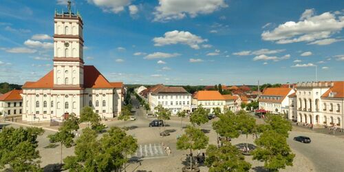 Marktplatz mit Stadtkirche, Foto:  Stadt Neustrelitz/Sebastian Haerter