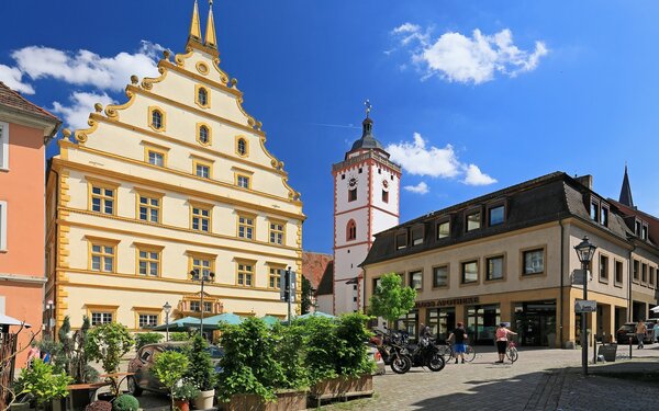 Der Schloßplatz mit dem Seinsheimischen Schloss und der Kirche St. Nikolai, Foto: Uwe Miethe, Lizenz: DB