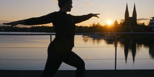 Yoga am Abend, Foto: Resort Mark Brandenburg, Lizenz: Resort Mark Brandenburg