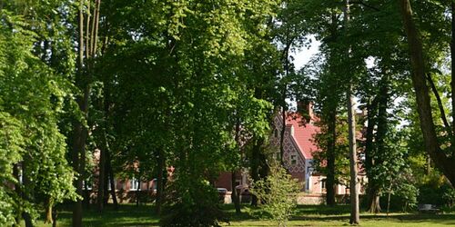 Blickachse zum Landarbeiterhaus im englischen Stil Tourismusverband Mecklenburg-Schwerin