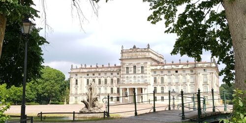 Ludwigslust Schlossvorplatz mit Brücke , Foto: Tourismusverband Mecklenburg-Schwerin