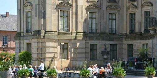 Café mit Sonnenterasse an der Parkseite des Schlosses, Foto: Tourismusverband Mecklenburg-Schwerin