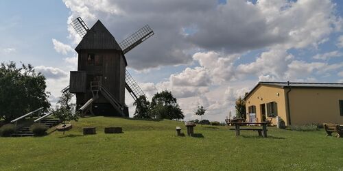 Bockwindmühle von hinten, nebenan die Touristinformation Oberkrämer, Foto: Jannika Olesch, Lizenz: Tourismusverband Ruppiner Seenland e. V.