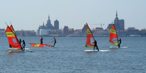 Windsurfen ab Altefähr vor Stralsund-Kulisse  Wassersportzentrum Sail & Surf Rügen