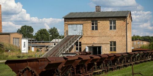 Ziegeleipark Mildenberg - Kugelmühle mit Loren, Foto: Ziegeleipark/Archiv