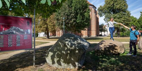 Gesteinspark vor dem Museum Fürstenwalde, Foto: Florian Läufer, Lizenz: Seenland Oder-Spree