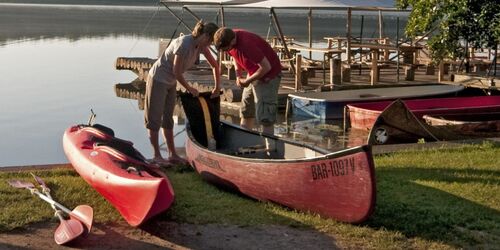 Vorbereitung zur Kanutour, Foto: Hendrik Silbermann, Lizenz: TMB Tourismus-Marketing Brandenburg GmbH