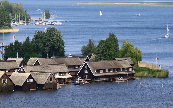 Hafenausfahrt mit Bootschuppen in Röbel  Stadt Röbel/Müritz
