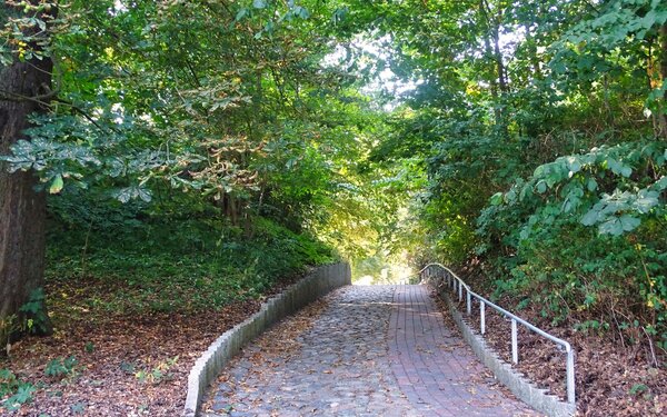 Burgwall, Weg nach oben ins Innere, Foto: Anna Kessin