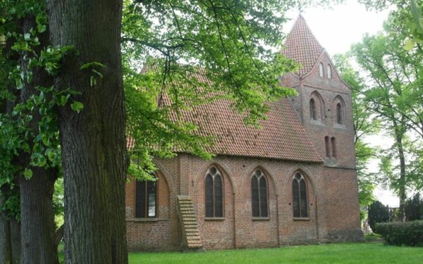 Dorfkirche Dorf Mecklenburg, Foto: Tourismusverein Schweriner Seenland, Brigitte Bullerjahn