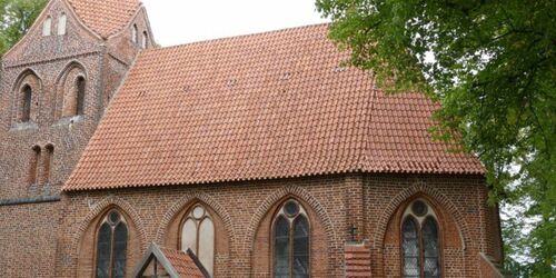 Dorfkirche Dorf Mecklenburg Frontal, Foto: Tourismusverein Schweriner Seenland, Brigitte Bullerjahn