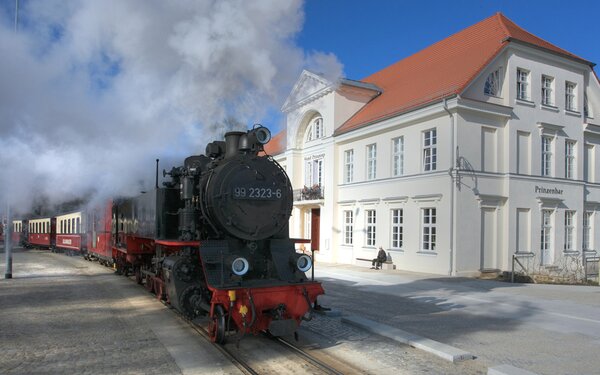 Molli am Prinzenpalais, Foto:  Tourist-Info Bad Doberan – Heiligendamm