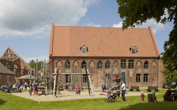 Kornhaus mit Spielplatz und Gartenanlage, Foto: Tourist-Information Bad Doberan-Heiligendamm