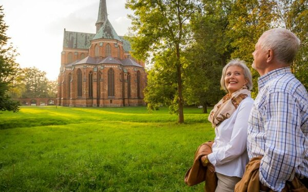 Paar vor Doberaner Münster, Foto: Alexander Rudolph, Lizenz: VMO