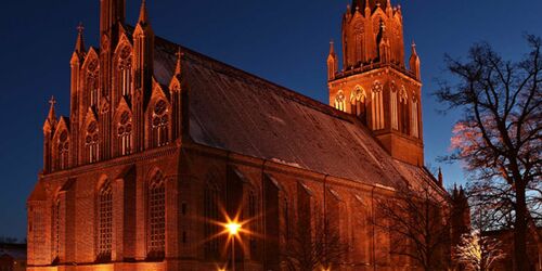 Nachtansicht - Konzertkirche Neubrandenburg Oppermann Fotografie