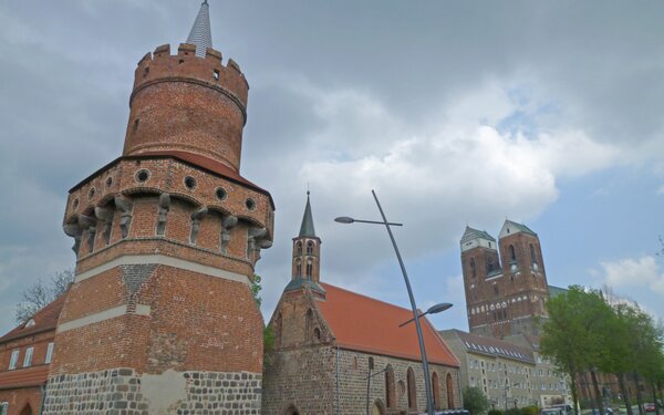 Der Mitteltorturm, dahinter die Heiliggeistkapelle in Prenzlau, Foto: terra press Berlin