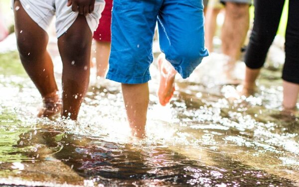 Barfußpark - Kinderfüße laufen durch Wasser, Foto: Karsten Eichhorn, Lizenz: Der Barfußpark Beelitz-Heilstätten