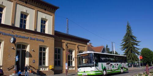 Vor dem Bahnhof fährt die Burgenlinie, Foto: Bansen/Wittig