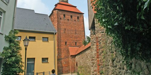 Entlang der Stadtmauer ohne Barrieren