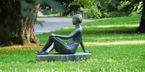 "Große Sitzende" im Lennépark in Frankfurt (Oder), Foto: Peter Gudlowski