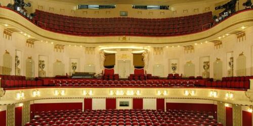 Staatstheater Cottbus - Großes Haus am Schillerplatz mit Blick in den Zuschauerraum, Foto: Marlies Kross, Lizenz: Staatstheater Cottbus