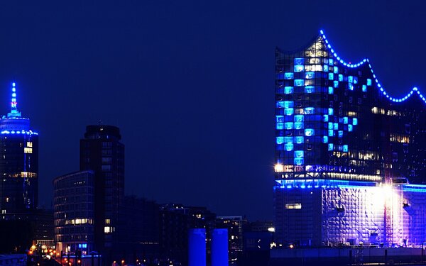 Elbphilharmonie bei Nacht  Monikawl/Pixabay