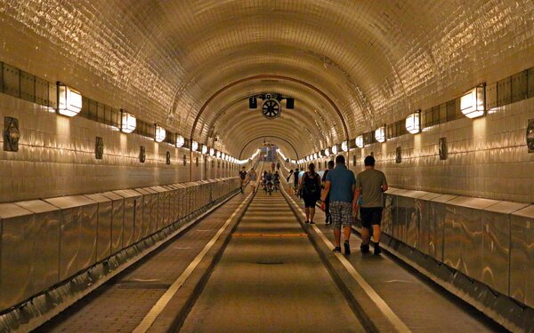 Alter Elbtunnel Hamburg  Moerschy/Pixabay