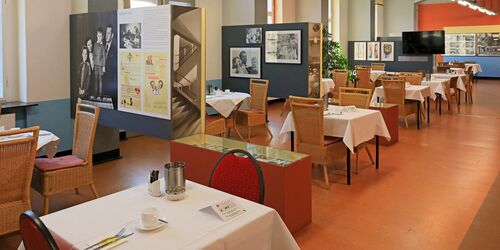 Speisesaal mit Ausstellung im Bauhaushotel, Foto: Uwe Miethe