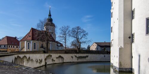 Blick auf die Kirche von Großkmehlen, Foto: Kathrin Winkler, Lizenz: Tourismusverband Lausitzer Seenland e.V.