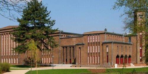 Brandenburgisches Landesmuseum für moderne Kunst Cottbus - Blick auf das Museum vom Park, Foto: Marlies Kross, Lizenz: Brandenburgische Kulturstiftung