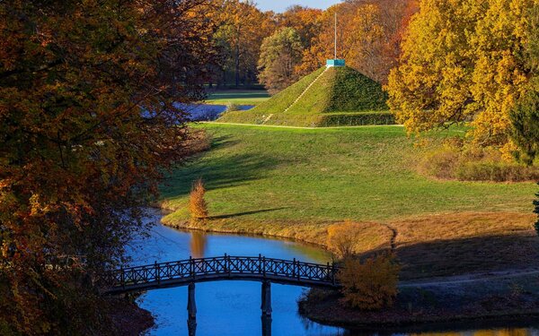 Blick vom Hermannsberg im Branitzer Park auf die Landpyramide, Foto: Andreas Franke, Lizenz: CMT Cottbus