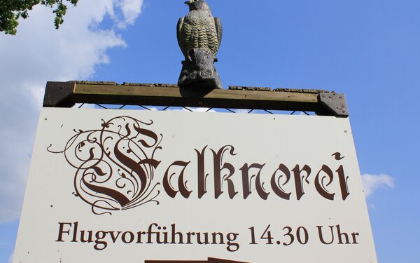 Hinweisschild zur Falknerei an der Burg Rabenstein, Foto: Bansen/Wittig