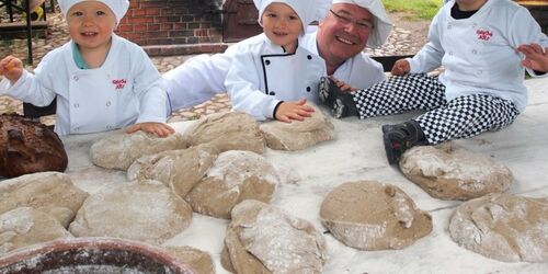 Kinder können Brot mit dem Bäcker backen, Foto: Freilichtmuseum Klockenhagen