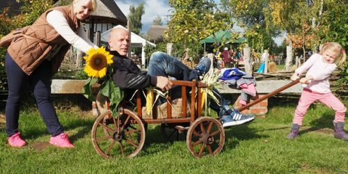 Die ganze Familie ist dabei, z.B. im Bollerwagen, Foto: Freilichtmuseum Klockenhagen